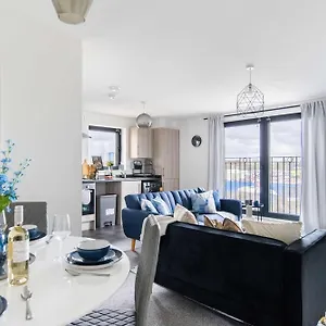 Modern With Free Parking Near Heathrow Colnbrook